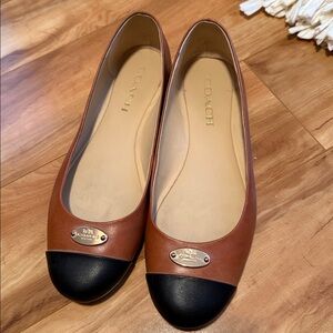 Coach Women's Tan and Black Cap-Toe Flats